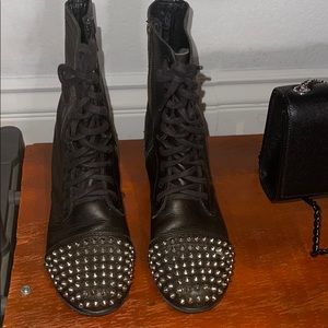 Steve Madden Tarnney Grey Lea boots with studs